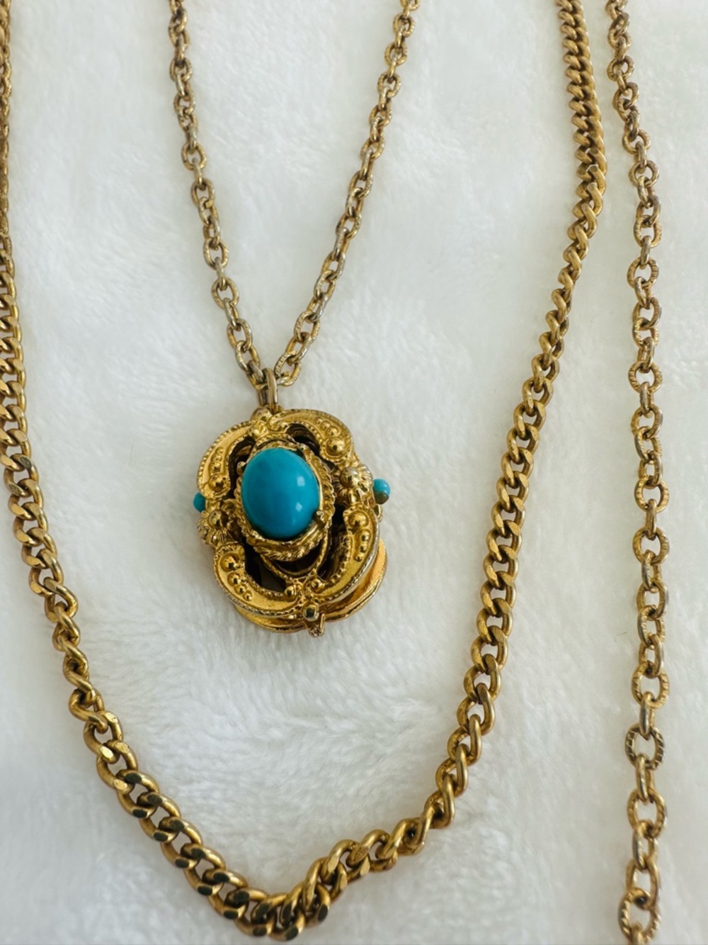 Trifari triple Chain necklace turquoise 
18 " long 
Vintage !